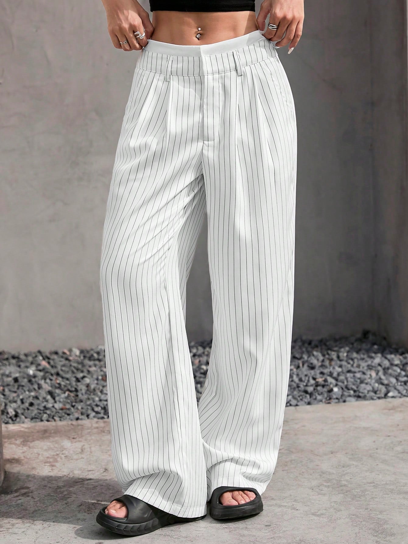 SHEIN EZwear Pantalon large de costume à jambes larges plissées pour femmes avec bande de taille en blocs de couleur