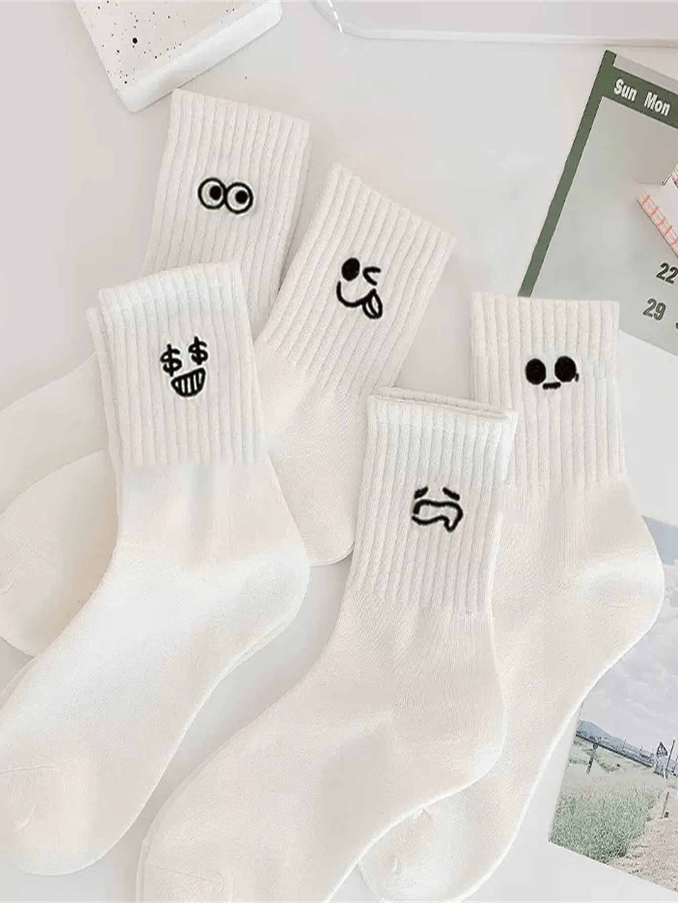 5 paires Chaussettes mi-mollet imprimées blanches assorties pour femmes, chaussettes de sport décontractées et mignonnes avec motifs de dessins animés