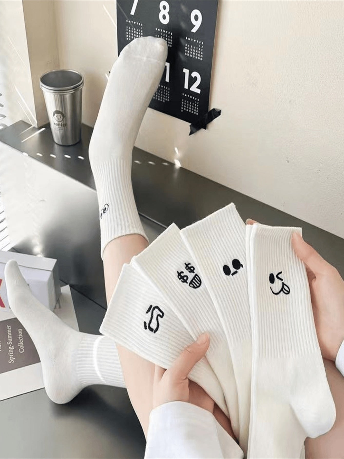 5 paires Chaussettes mi-mollet imprimées blanches assorties pour femmes, chaussettes de sport décontractées et mignonnes avec motifs de dessins animés
