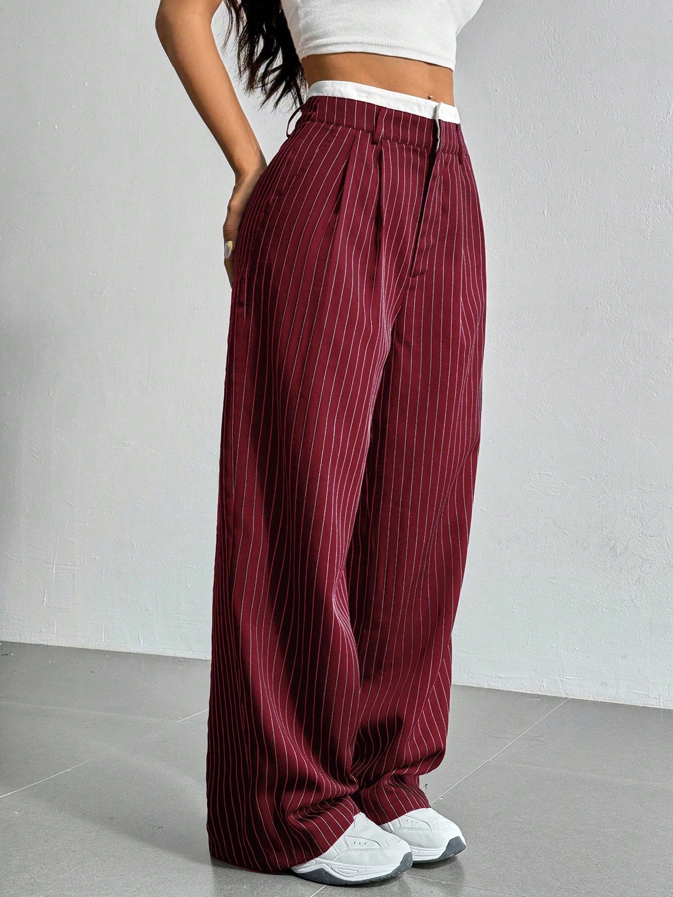 SHEIN EZwear Pantalon large de costume à jambes larges plissées pour femmes avec bande de taille en blocs de couleur