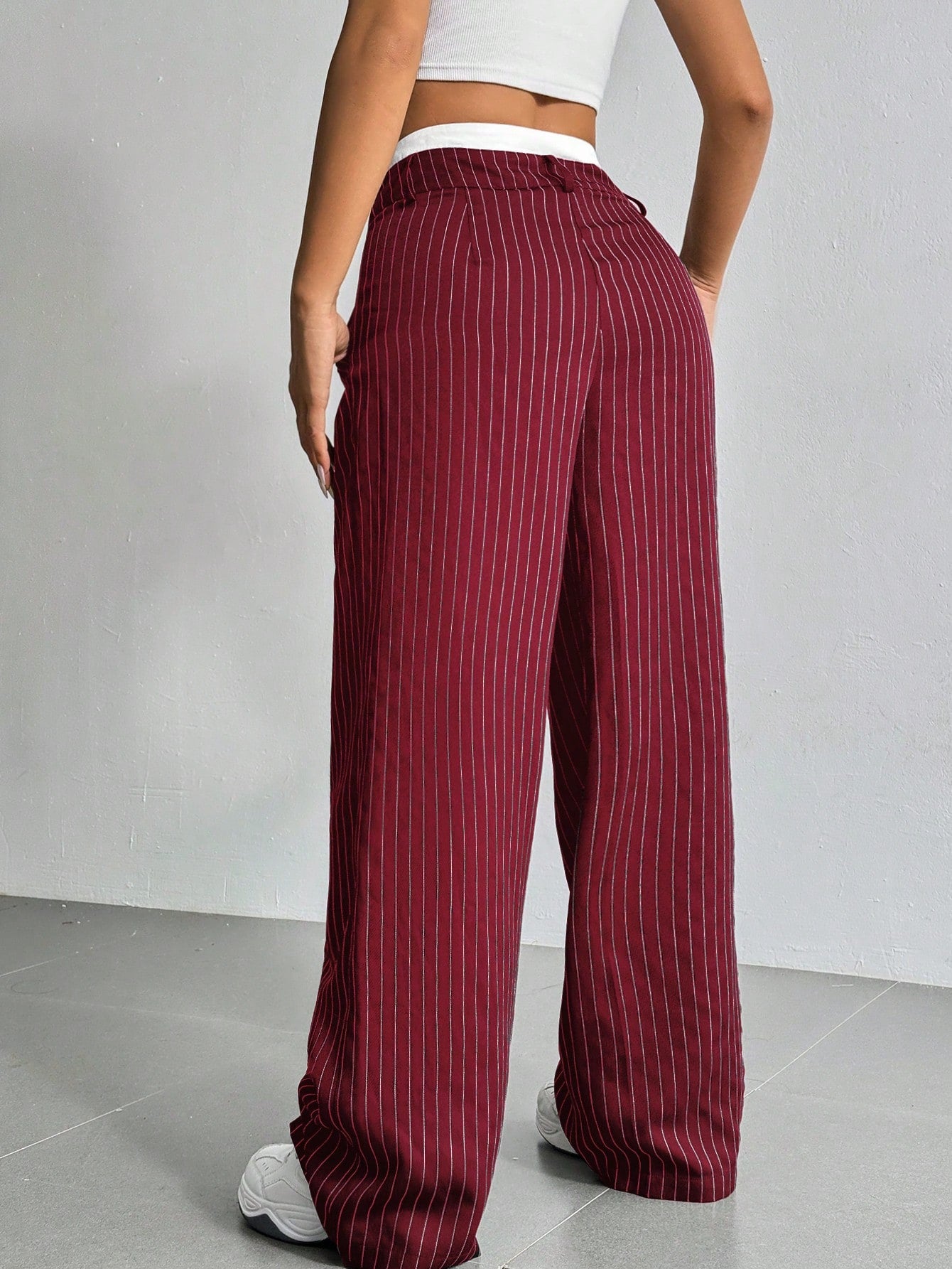 SHEIN EZwear Pantalon large de costume à jambes larges plissées pour femmes avec bande de taille en blocs de couleur
