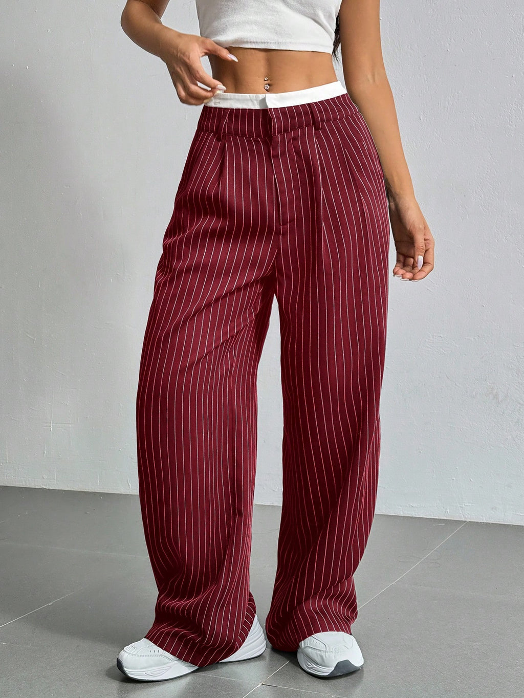 SHEIN EZwear Pantalon large de costume à jambes larges plissées pour femmes avec bande de taille en blocs de couleur