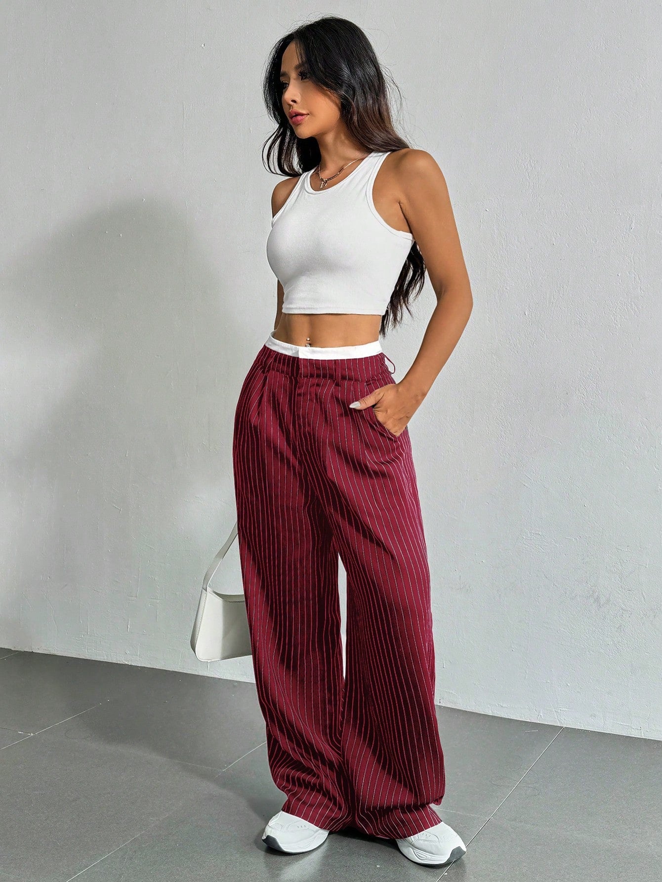 SHEIN EZwear Pantalon large de costume à jambes larges plissées pour femmes avec bande de taille en blocs de couleur