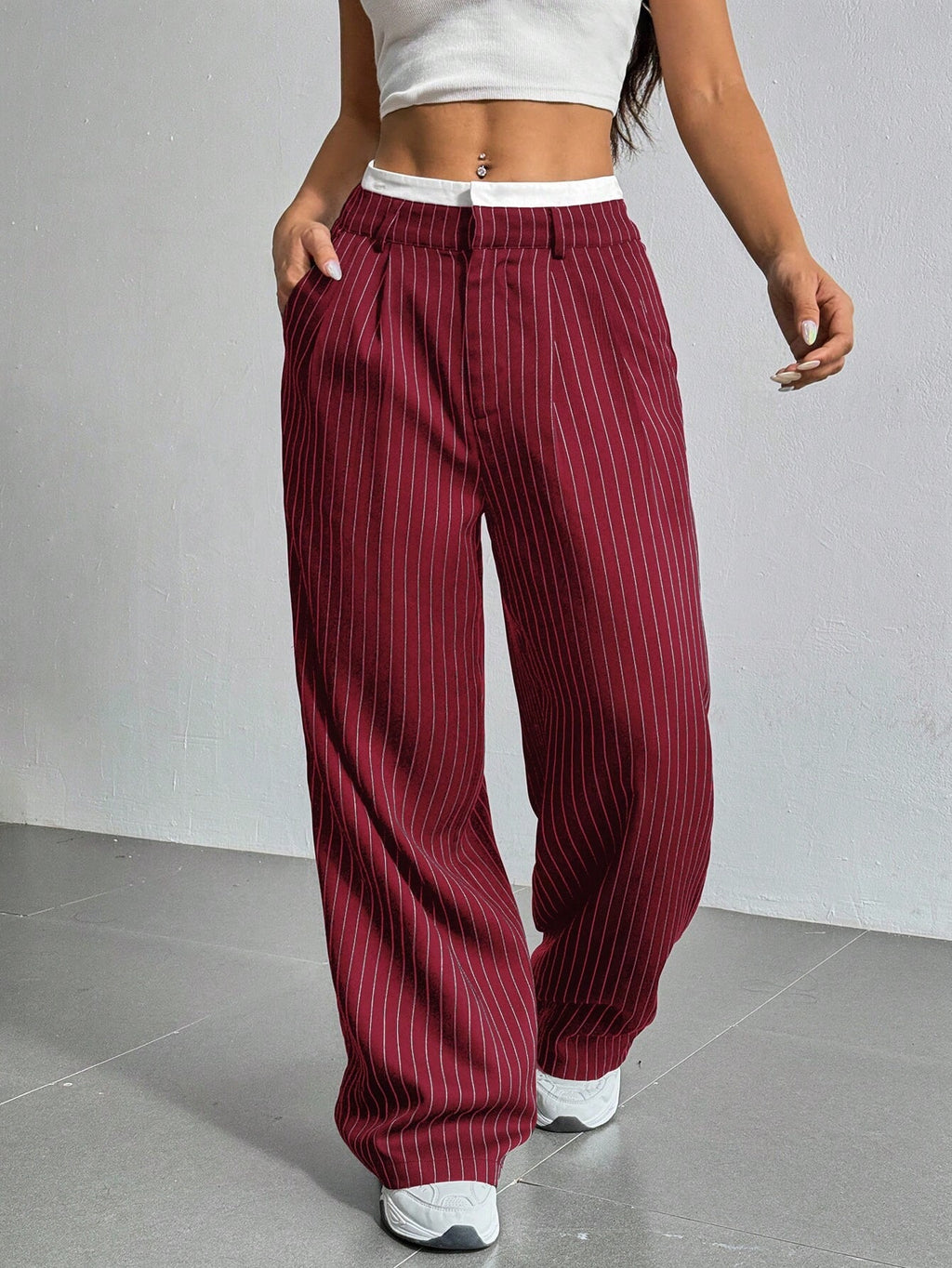 SHEIN EZwear Pantalon large de costume à jambes larges plissées pour femmes avec bande de taille en blocs de couleur