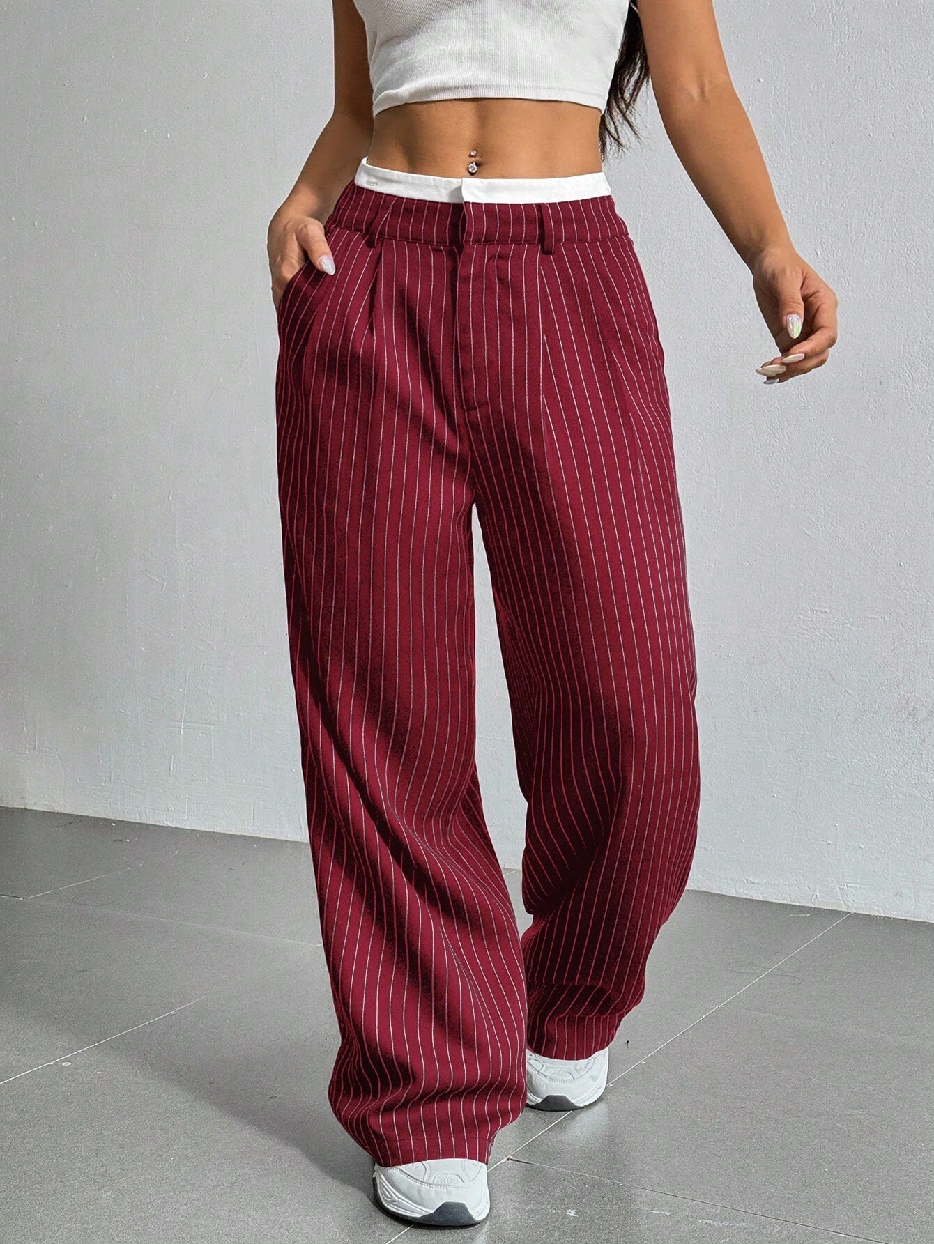 SHEIN EZwear Pantalon large de costume à jambes larges plissées pour femmes avec bande de taille en blocs de couleur