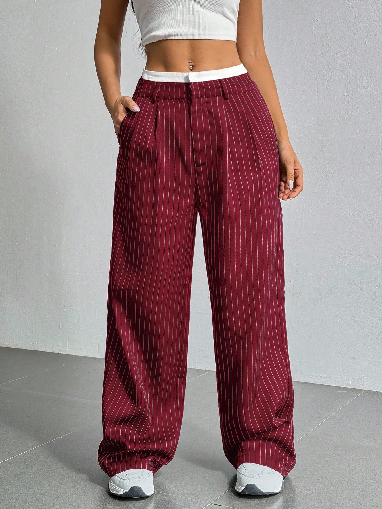 SHEIN EZwear Pantalon large de costume à jambes larges plissées pour femmes avec bande de taille en blocs de couleur