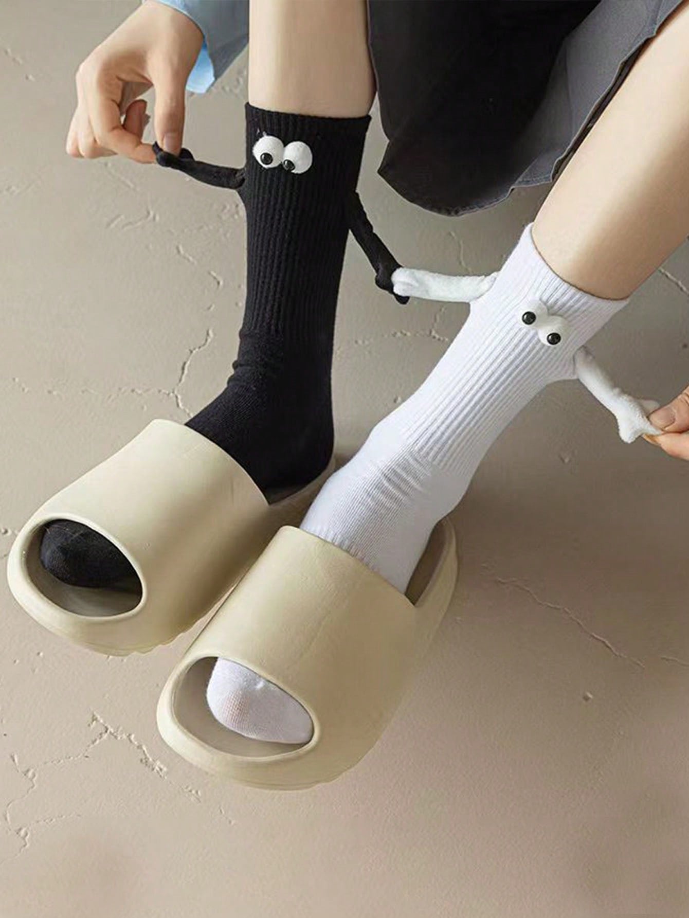 1/2 paires de chaussettes créatives magnétiques main dans la main simples noir et blanc, décoration 3D aux grands yeux à la mode, chaussettes de couple intéressantes pour le port quotidien et extérieur