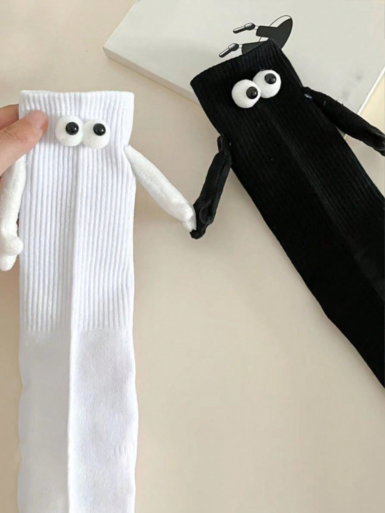 1/2 paires de chaussettes créatives magnétiques main dans la main simples noir et blanc, décoration 3D aux grands yeux à la mode, chaussettes de couple intéressantes pour le port quotidien et extérieur
