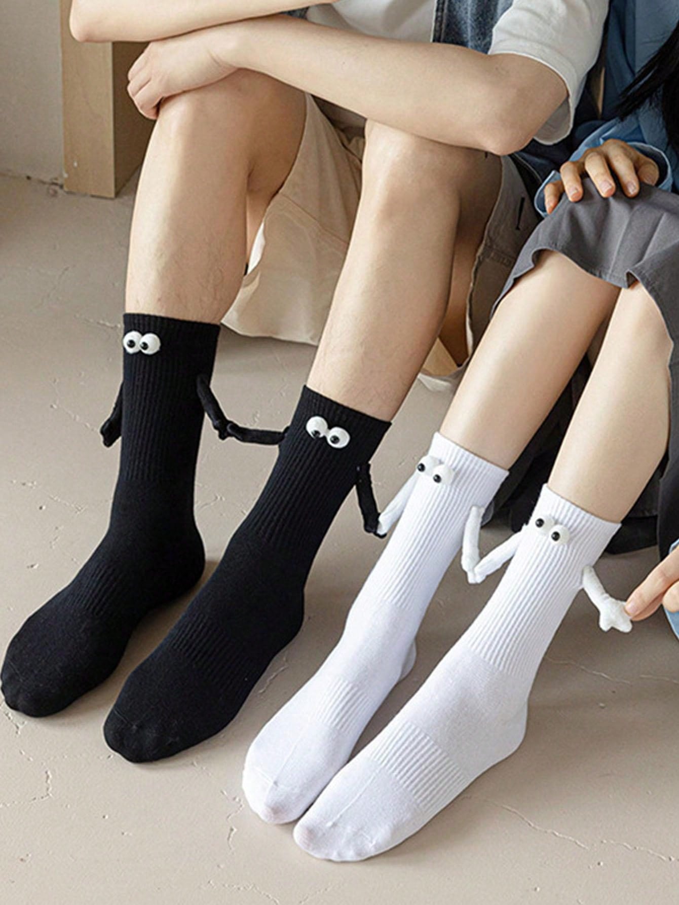 1/2 paires de chaussettes créatives magnétiques main dans la main simples noir et blanc, décoration 3D aux grands yeux à la mode, chaussettes de couple intéressantes pour le port quotidien et extérieur