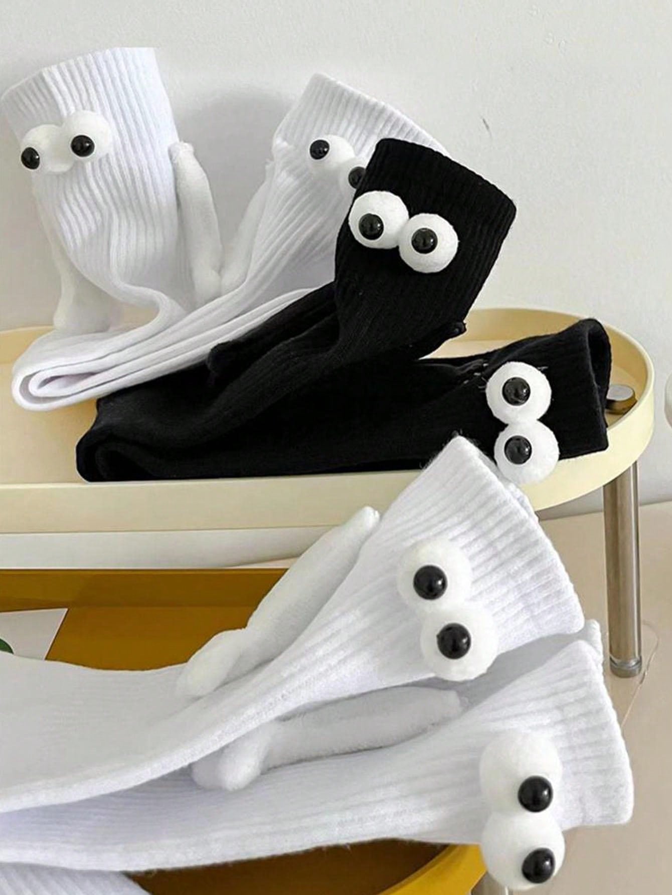 1/2 paires de chaussettes créatives magnétiques main dans la main simples noir et blanc, décoration 3D aux grands yeux à la mode, chaussettes de couple intéressantes pour le port quotidien et extérieur