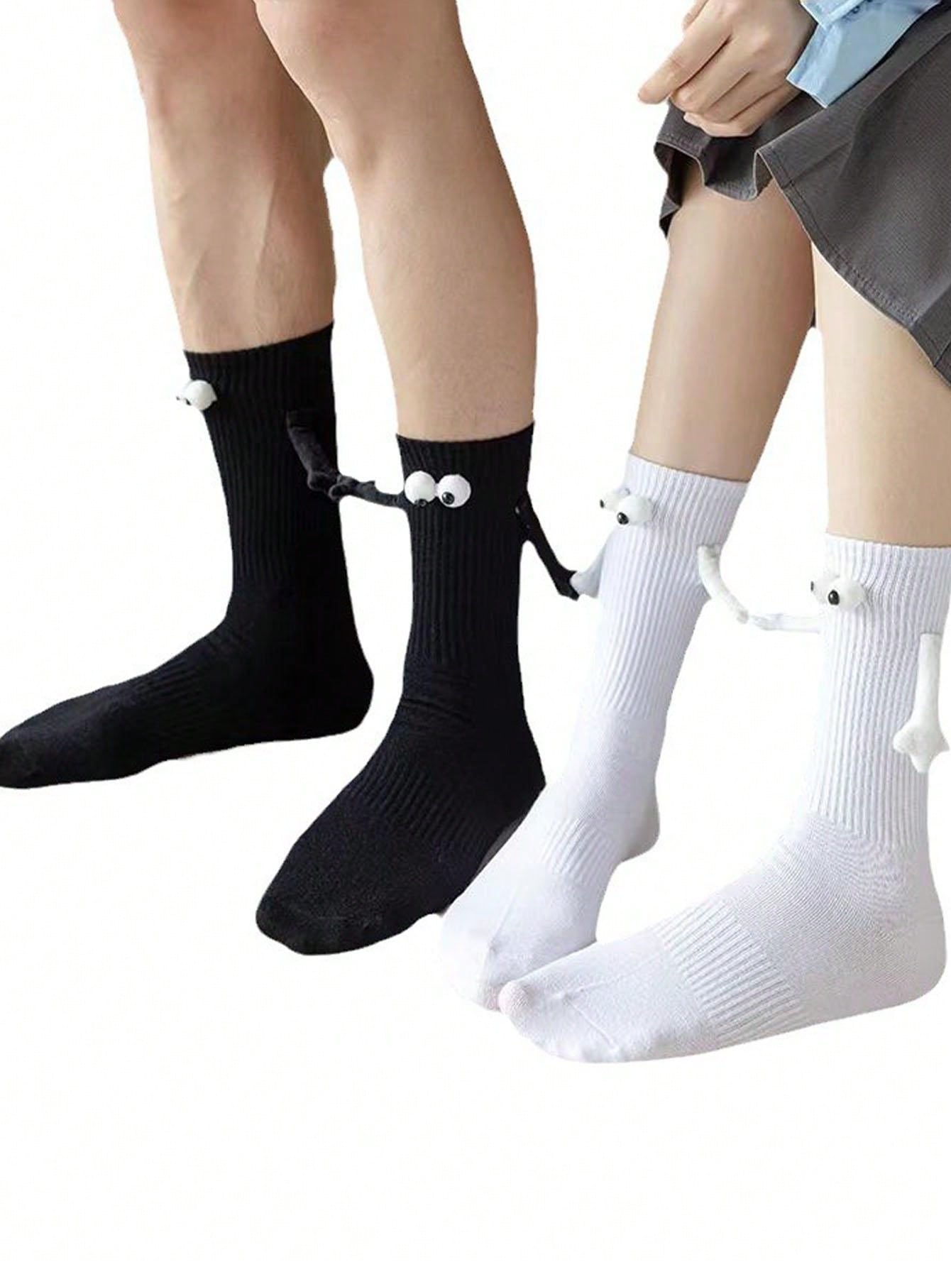 1/2 paires de chaussettes créatives magnétiques main dans la main simples noir et blanc, décoration 3D aux grands yeux à la mode, chaussettes de couple intéressantes pour le port quotidien et extérieur