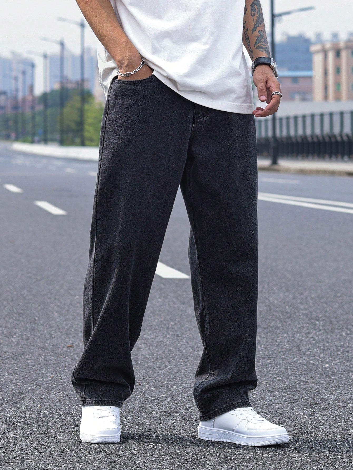 Manfinity Hypemode Jeans droits à poches obliques lavés, coupe ample pour hommes