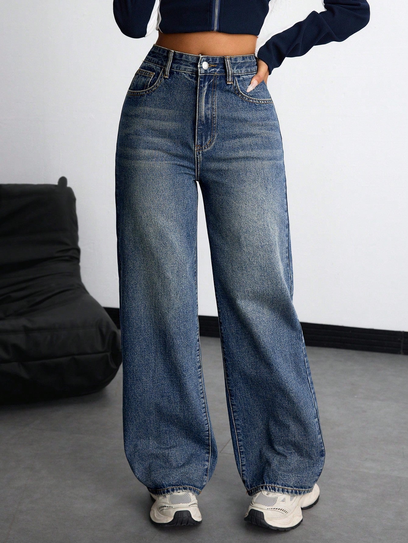 Jeans boyfriend amples en denim avec poches, style délavé et déchiré, pour femmes.