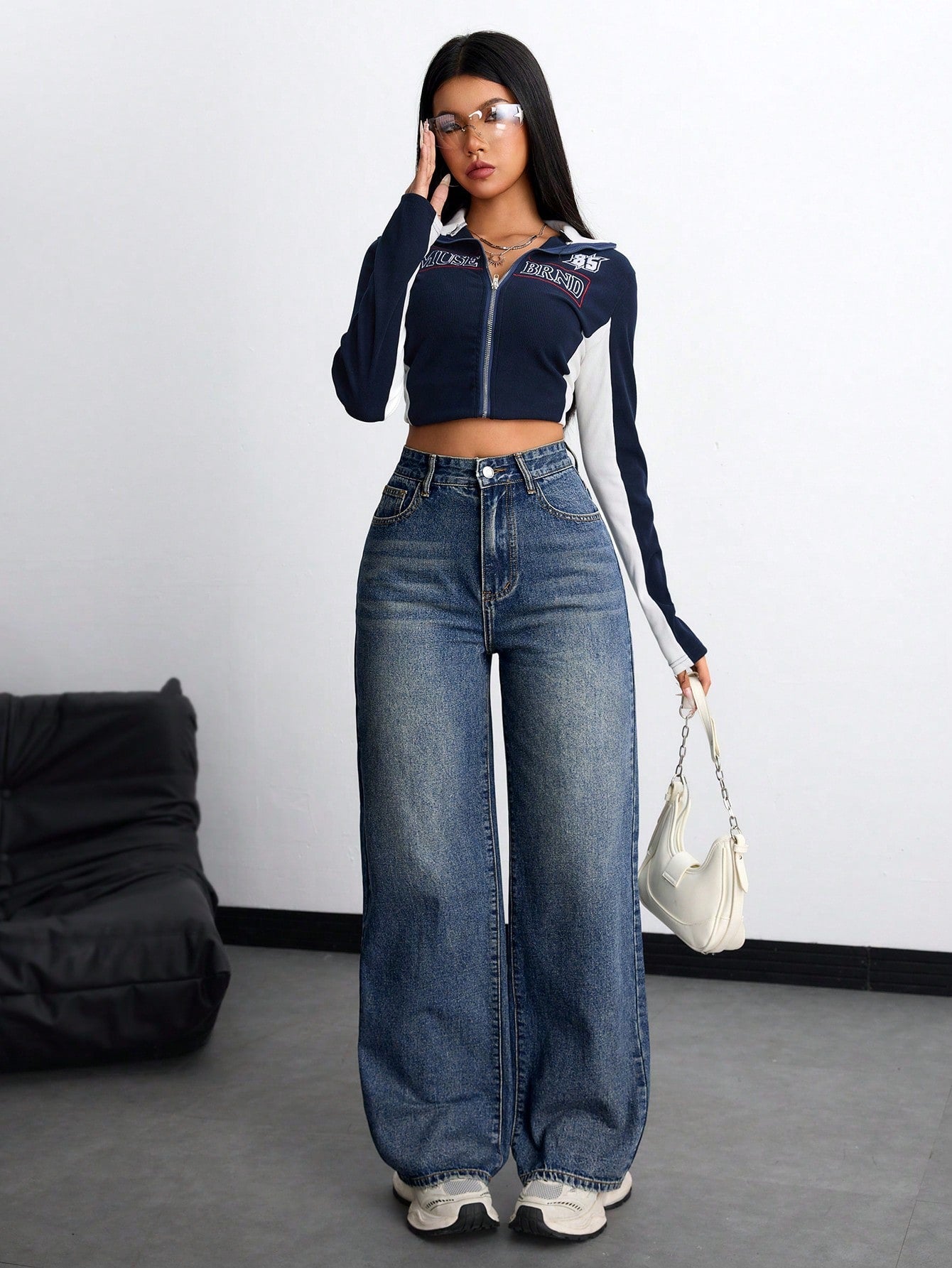 Jeans boyfriend amples en denim avec poches, style délavé et déchiré, pour femmes.