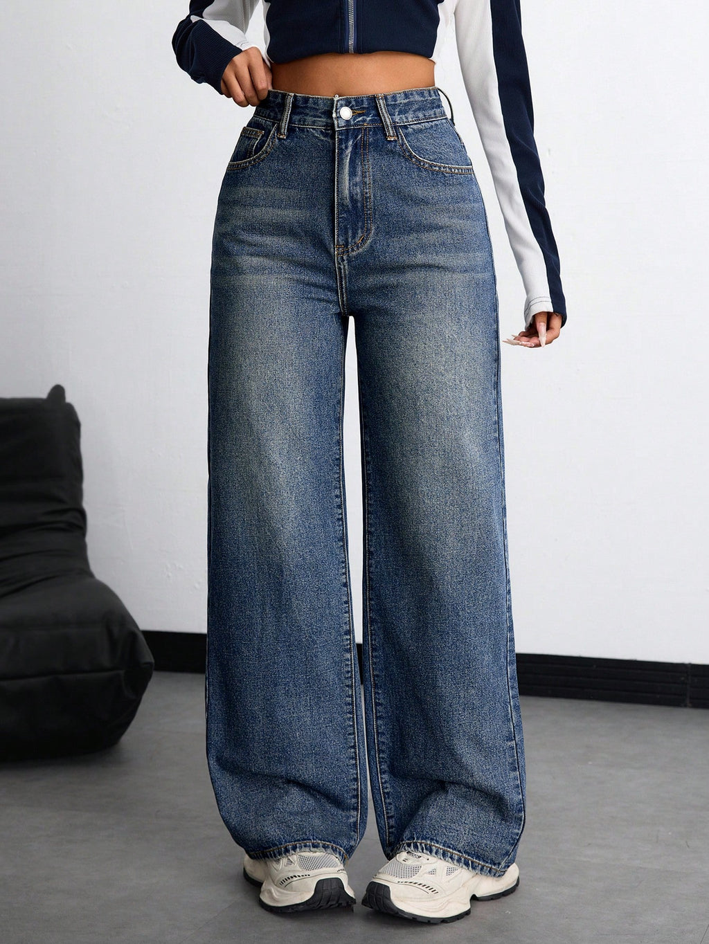 Jeans boyfriend amples en denim avec poches, style délavé et déchiré, pour femmes.