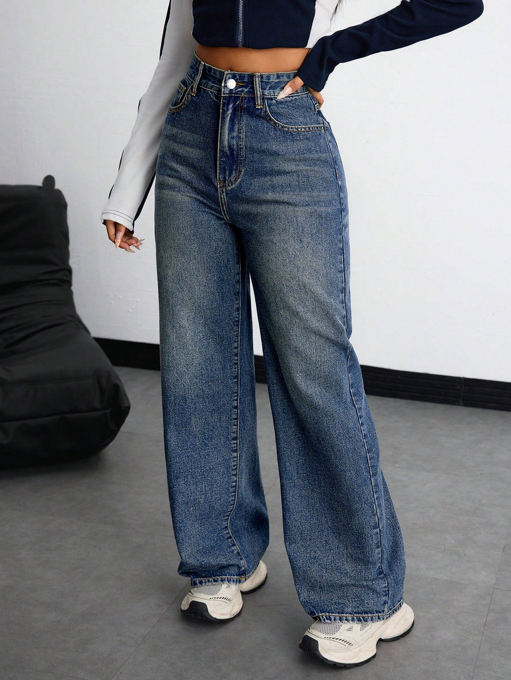 Jeans boyfriend amples en denim avec poches, style délavé et déchiré, pour femmes.