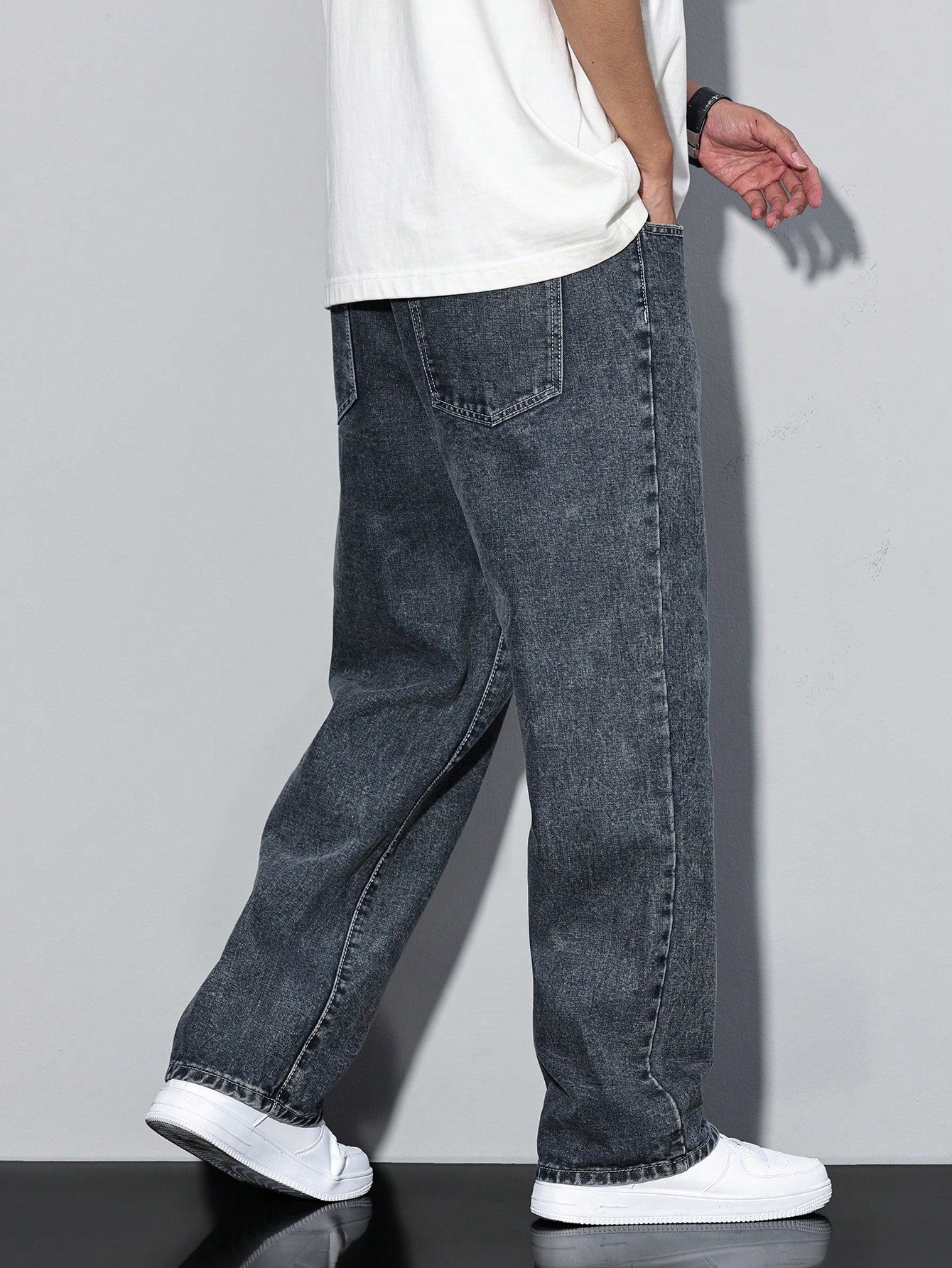 Manfinity Hypemode Jeans droits à poches obliques lavés, coupe ample pour hommes