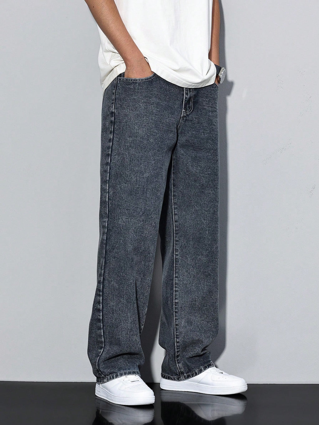 Manfinity Hypemode Jeans droits à poches obliques lavés, coupe ample pour hommes