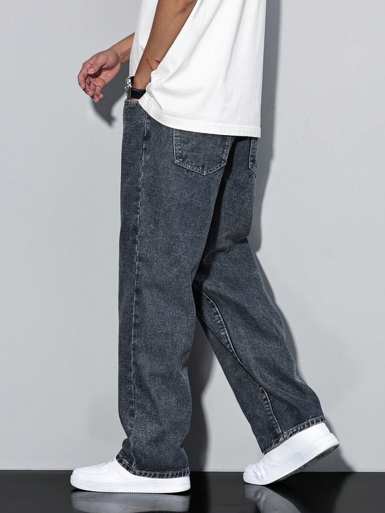 Manfinity Hypemode Jeans droits à poches obliques lavés, coupe ample pour hommes