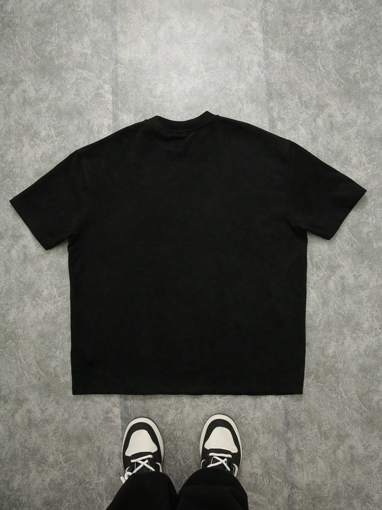 T-shirt noir imprimé de geste de la main pour hommes