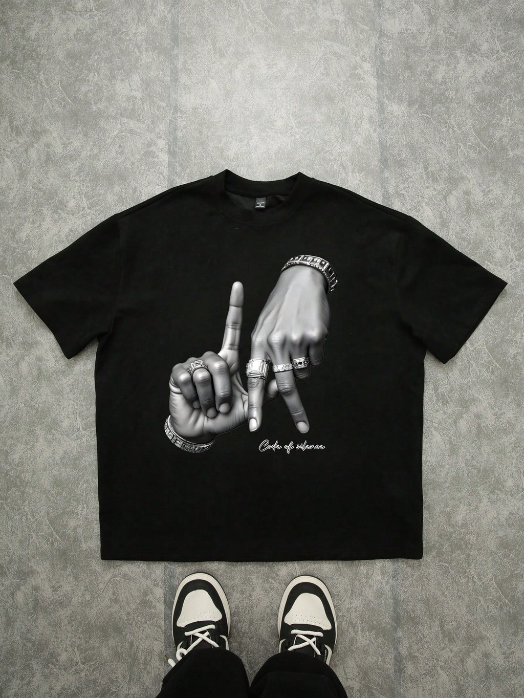 T-shirt noir imprimé de geste de la main pour hommes