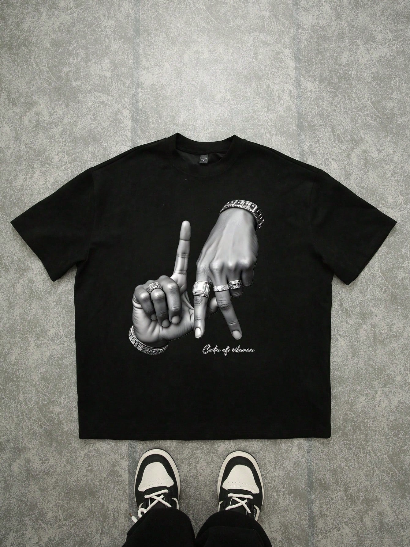 T-shirt noir imprimé de geste de la main pour hommes