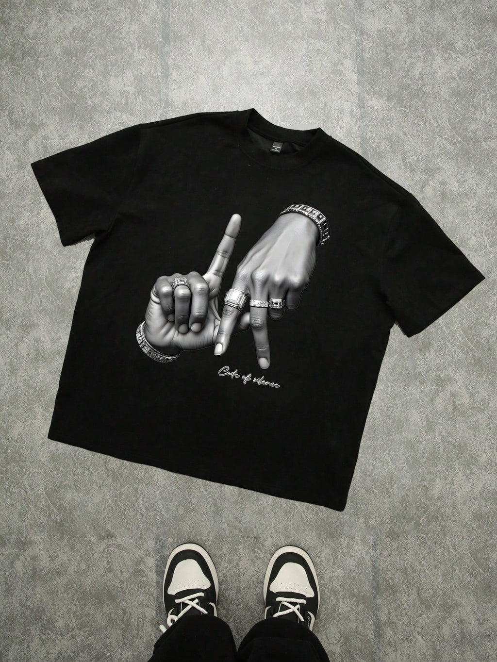 T-shirt noir imprimé de geste de la main pour hommes
