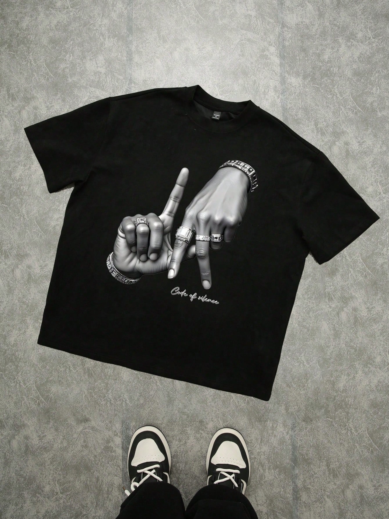 T-shirt noir imprimé de geste de la main pour hommes