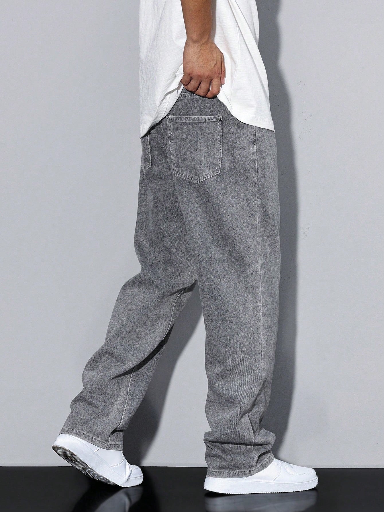 Manfinity Hypemode Jeans droits à poches obliques lavés, coupe ample pour hommes