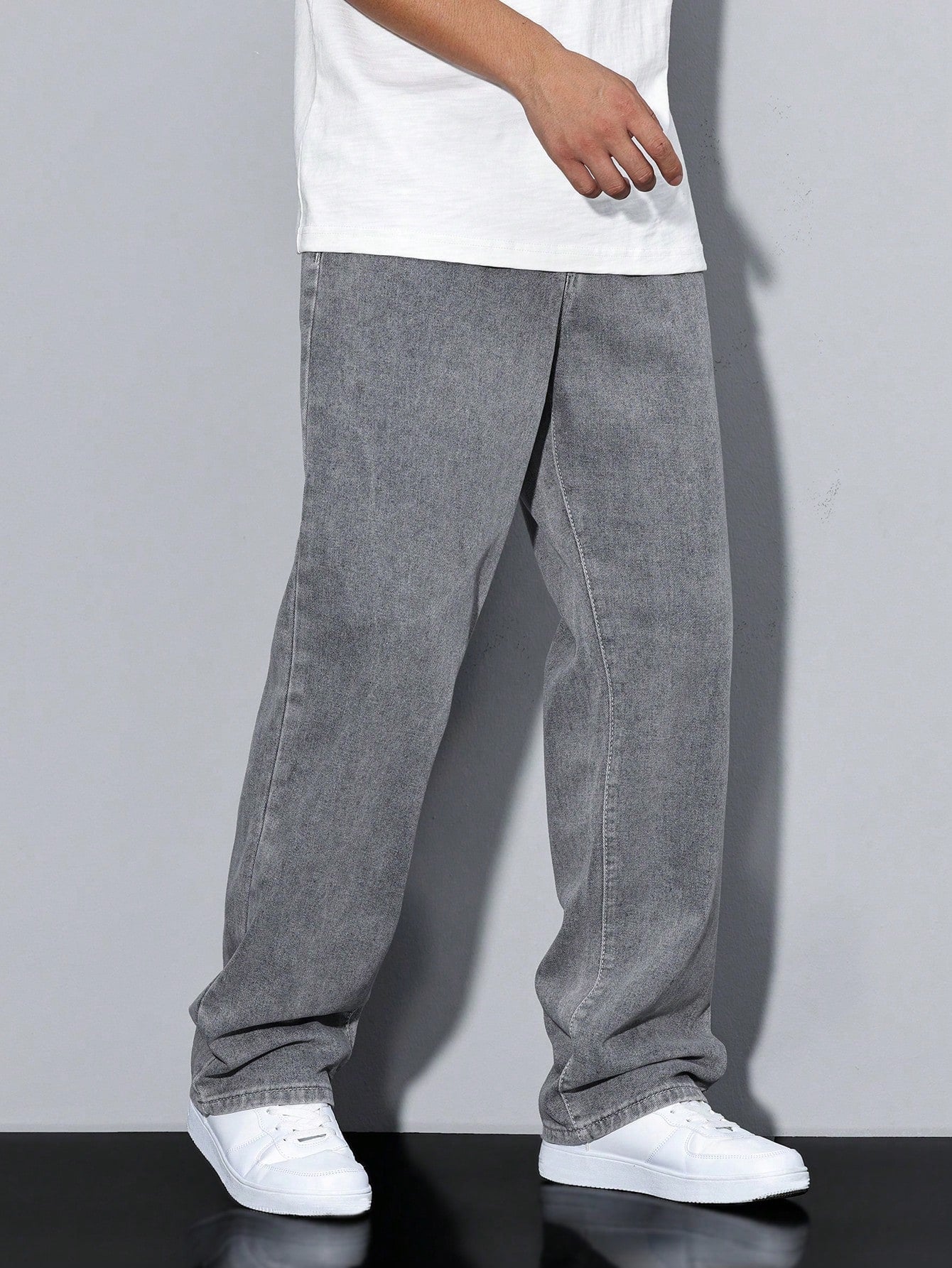 Manfinity Hypemode Jeans droits à poches obliques lavés, coupe ample pour hommes