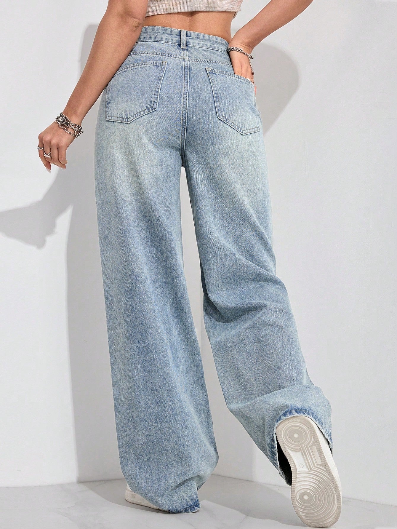 Jeans boyfriend amples en denim avec poches, style délavé et déchiré, pour femmes.