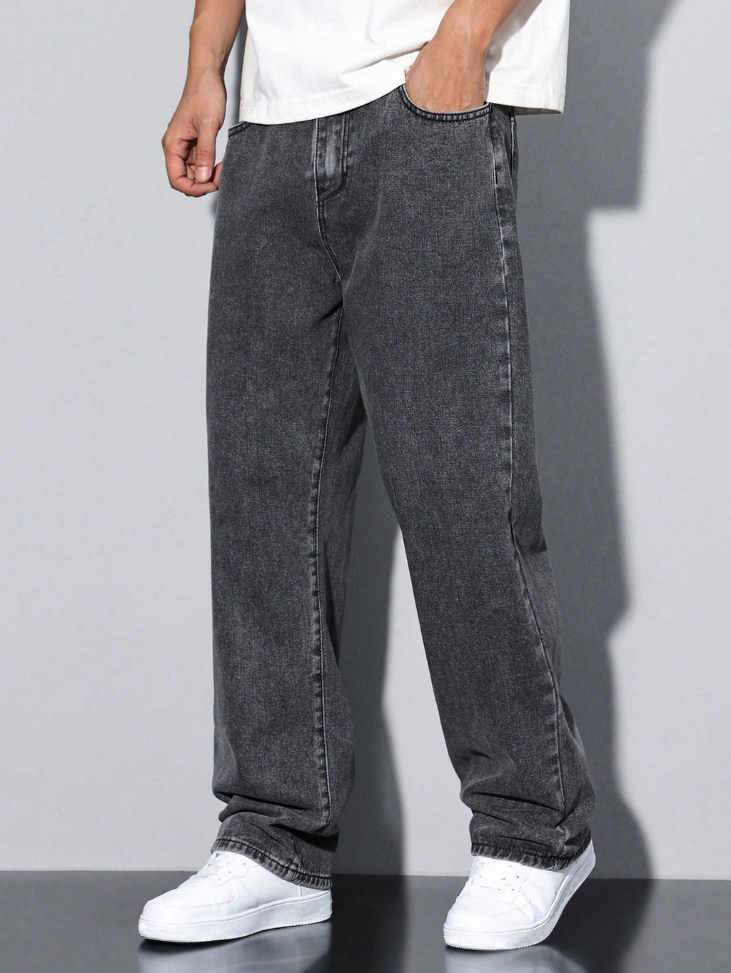 Manfinity Hypemode Jeans droits à poches obliques lavés, coupe ample pour hommes