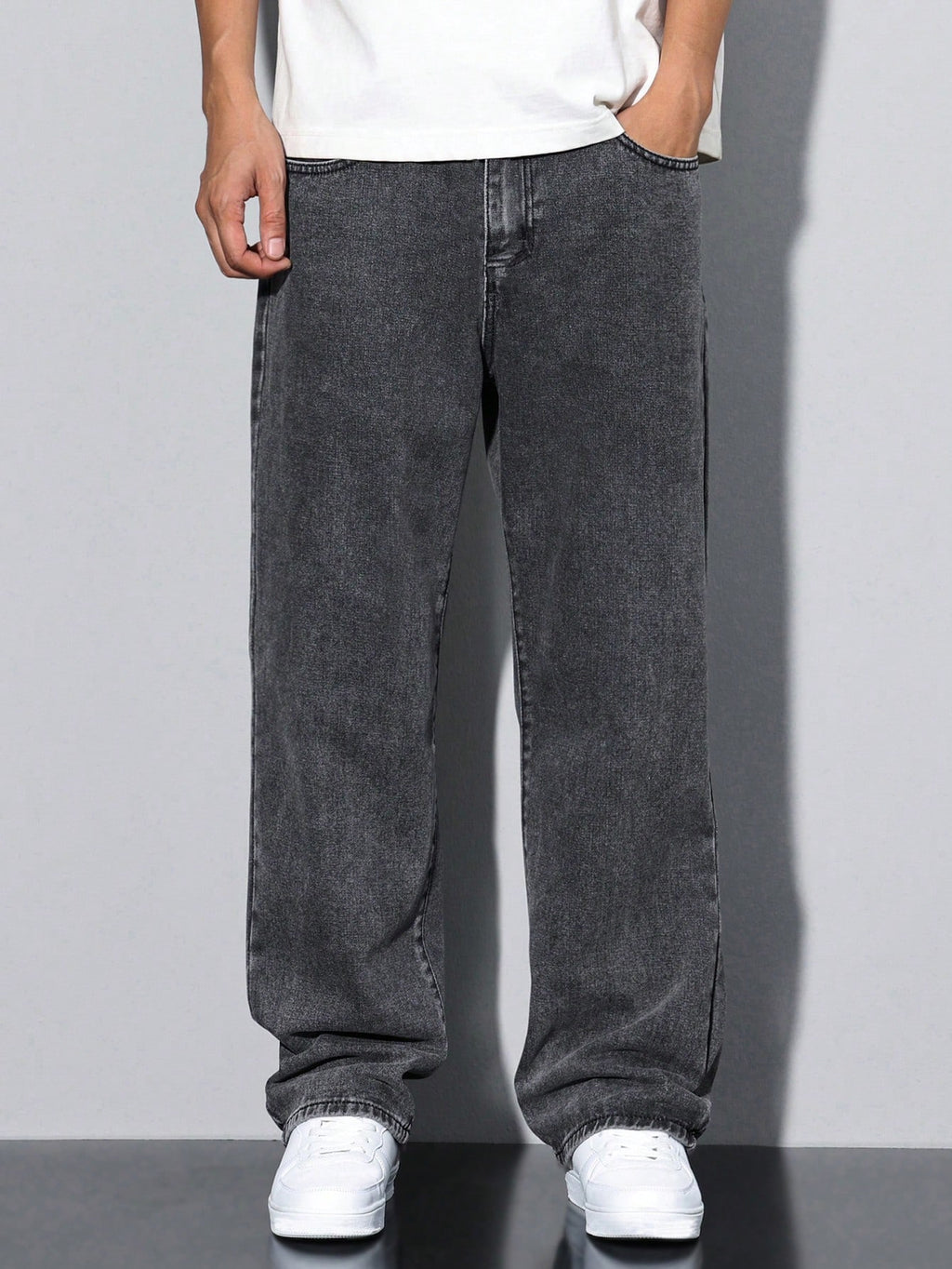 Manfinity Hypemode Jeans droits à poches obliques lavés, coupe ample pour hommes