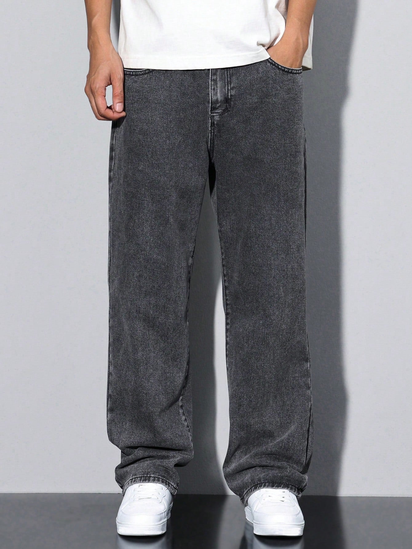 Manfinity Hypemode Jeans droits à poches obliques lavés, coupe ample pour hommes