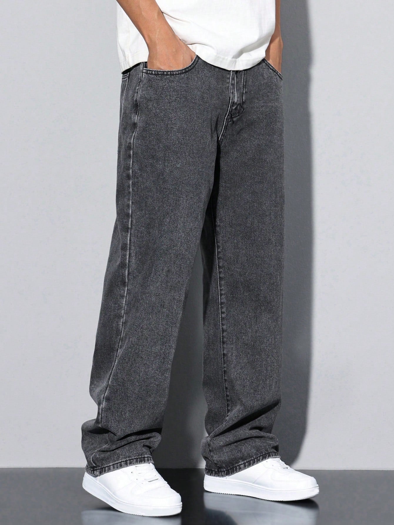 Manfinity Hypemode Jeans droits à poches obliques lavés, coupe ample pour hommes