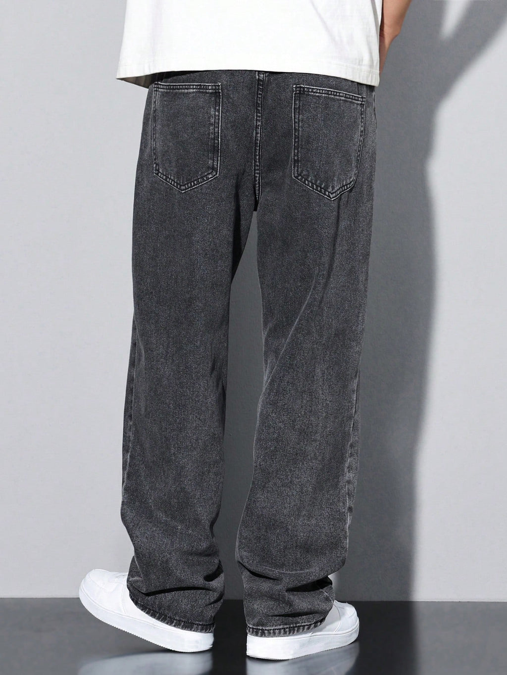 Manfinity Hypemode Jeans droits à poches obliques lavés, coupe ample pour hommes