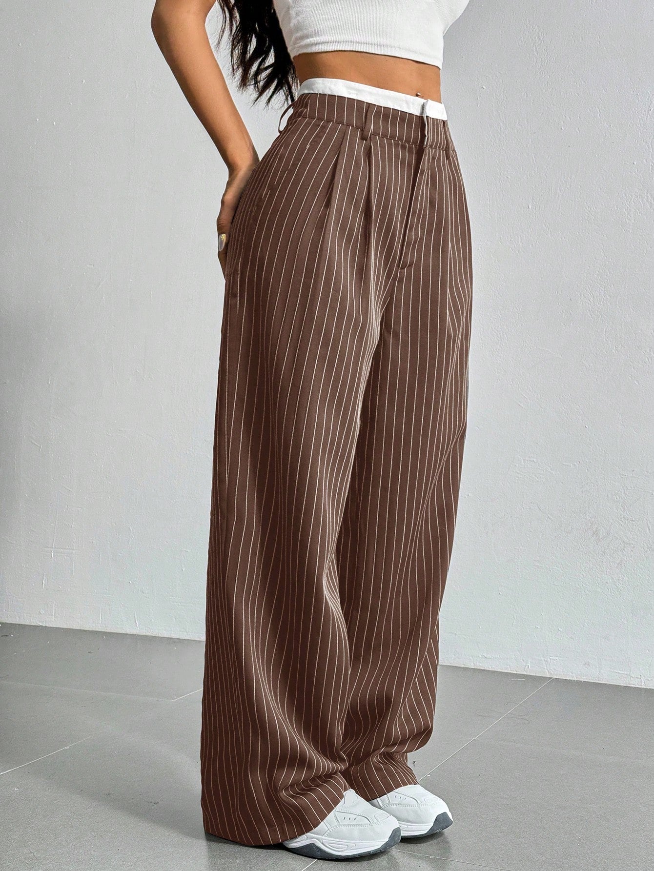 SHEIN EZwear Pantalon large de costume à jambes larges plissées pour femmes avec bande de taille en blocs de couleur