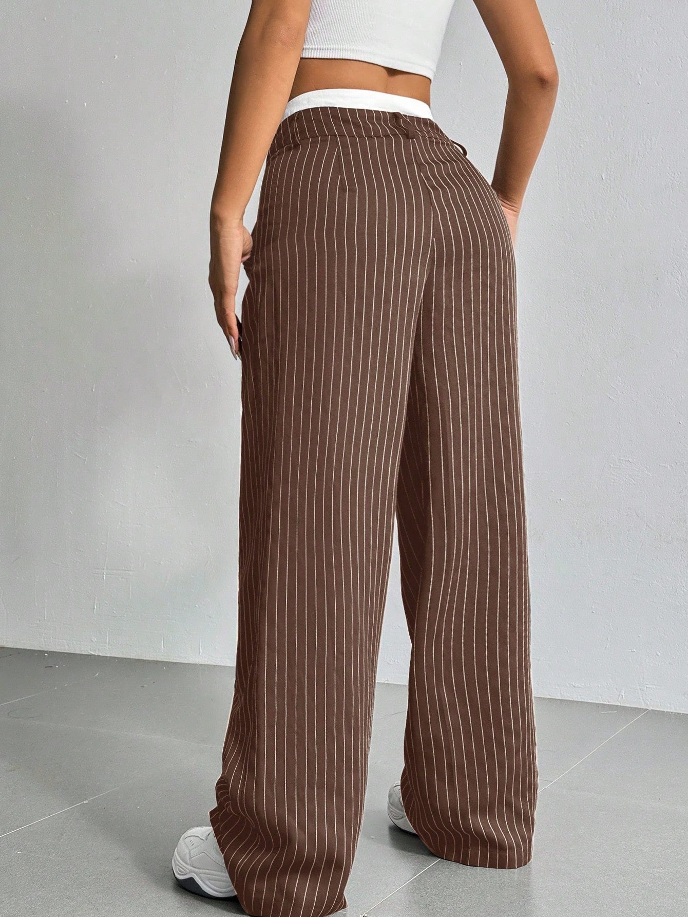 SHEIN EZwear Pantalon large de costume à jambes larges plissées pour femmes avec bande de taille en blocs de couleur