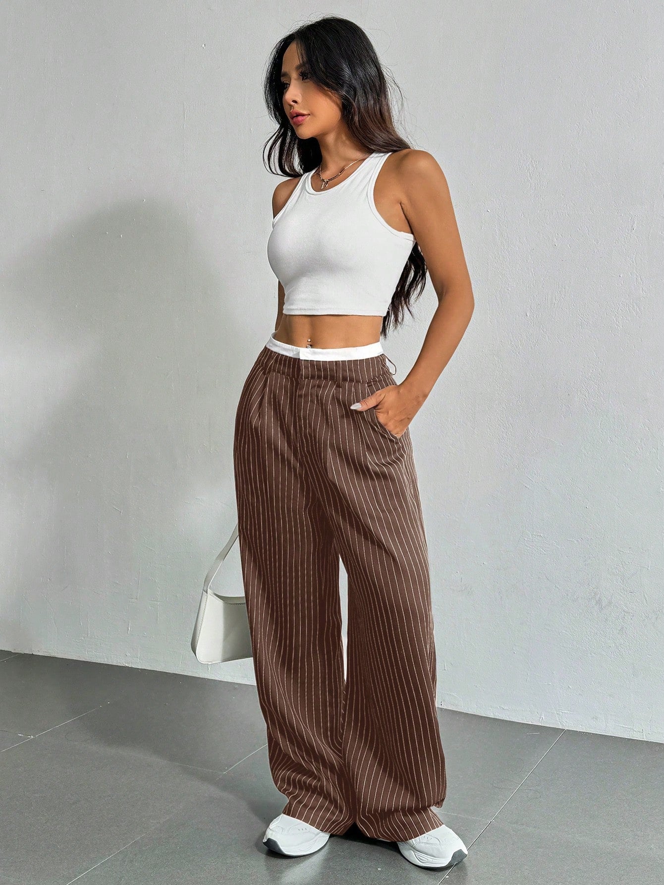 SHEIN EZwear Pantalon large de costume à jambes larges plissées pour femmes avec bande de taille en blocs de couleur