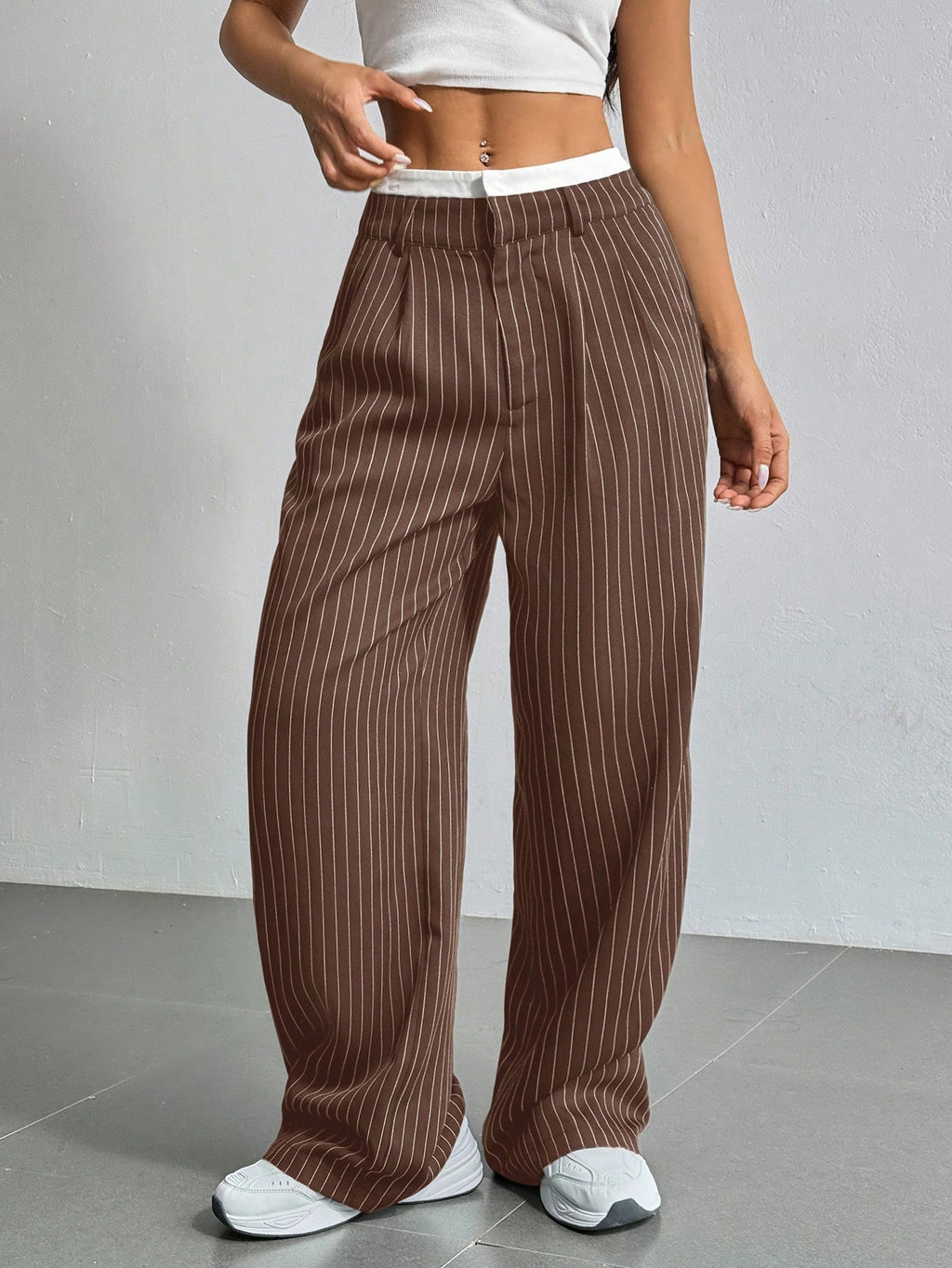 SHEIN EZwear Pantalon large de costume à jambes larges plissées pour femmes avec bande de taille en blocs de couleur
