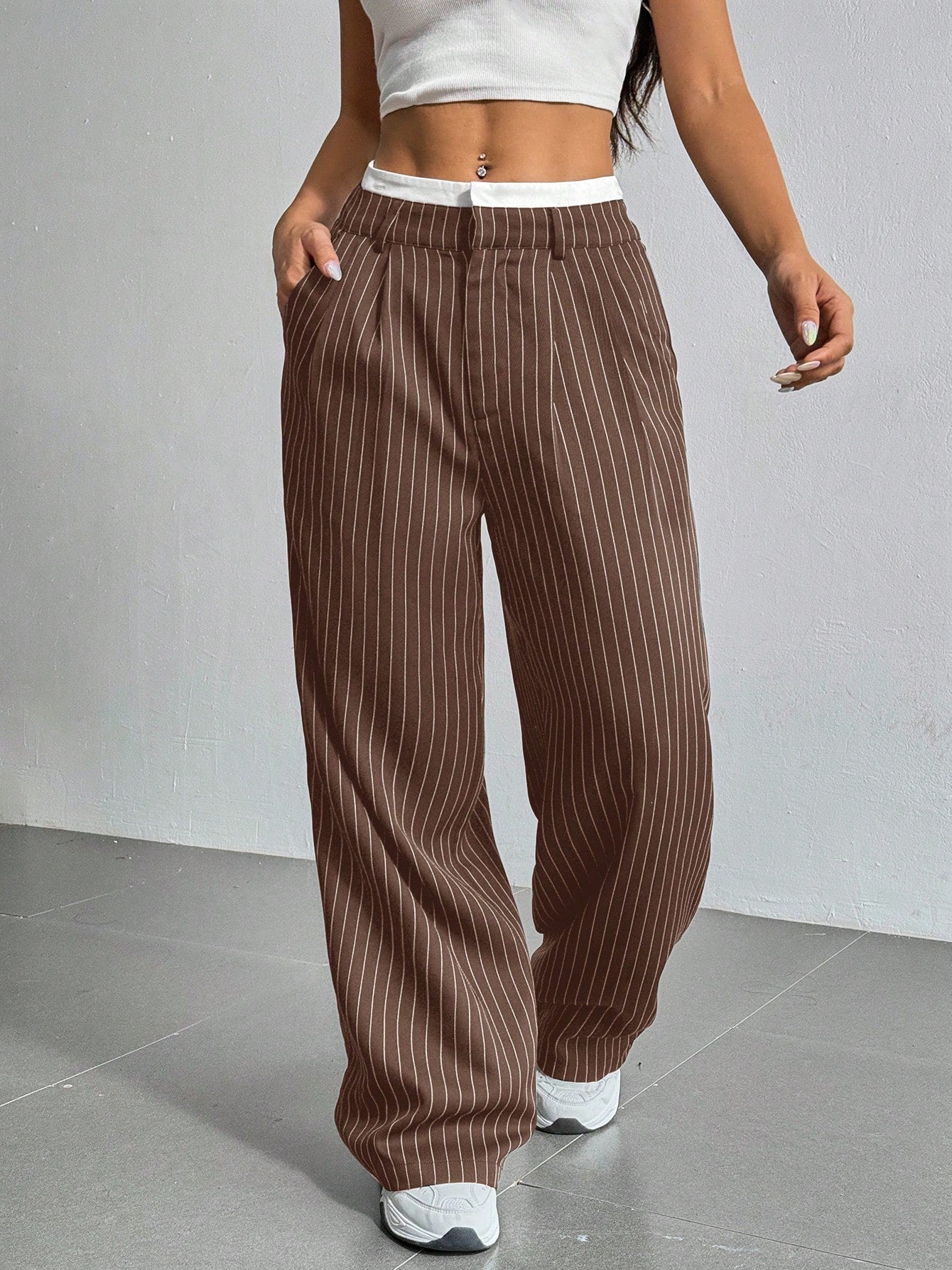 SHEIN EZwear Pantalon large de costume à jambes larges plissées pour femmes avec bande de taille en blocs de couleur