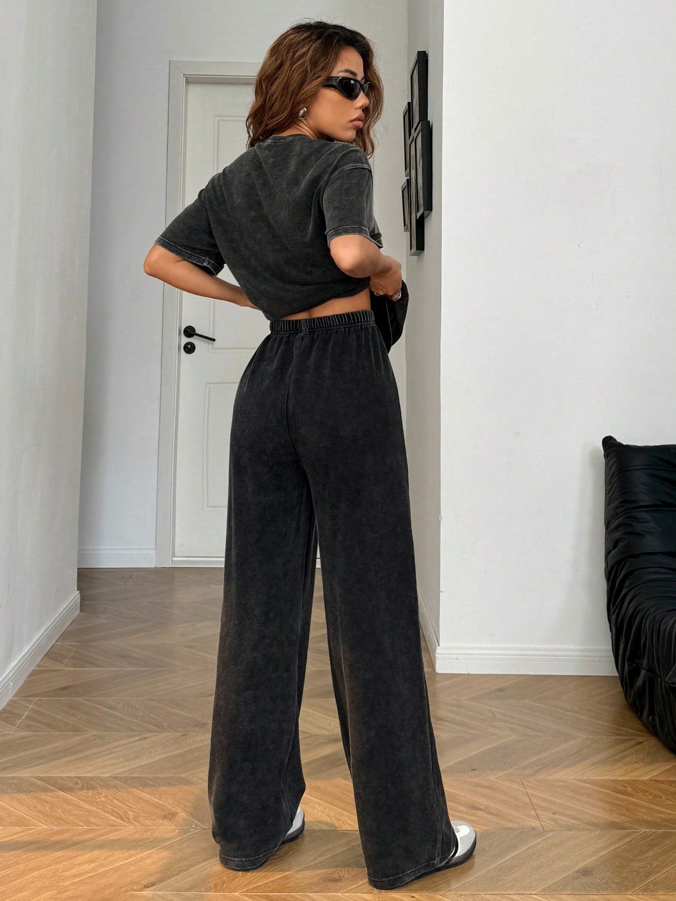 SHEIN EZwear Ensemble 2 pièces Top à manches courtes et pantalon gris vintage lavé avec broderie de lettres, tenue décontractée pour femmes