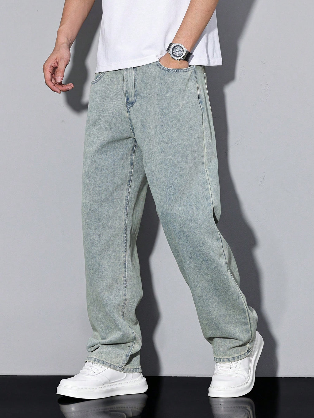 Manfinity Hypemode Jeans droits à poches obliques lavés, coupe ample pour hommes