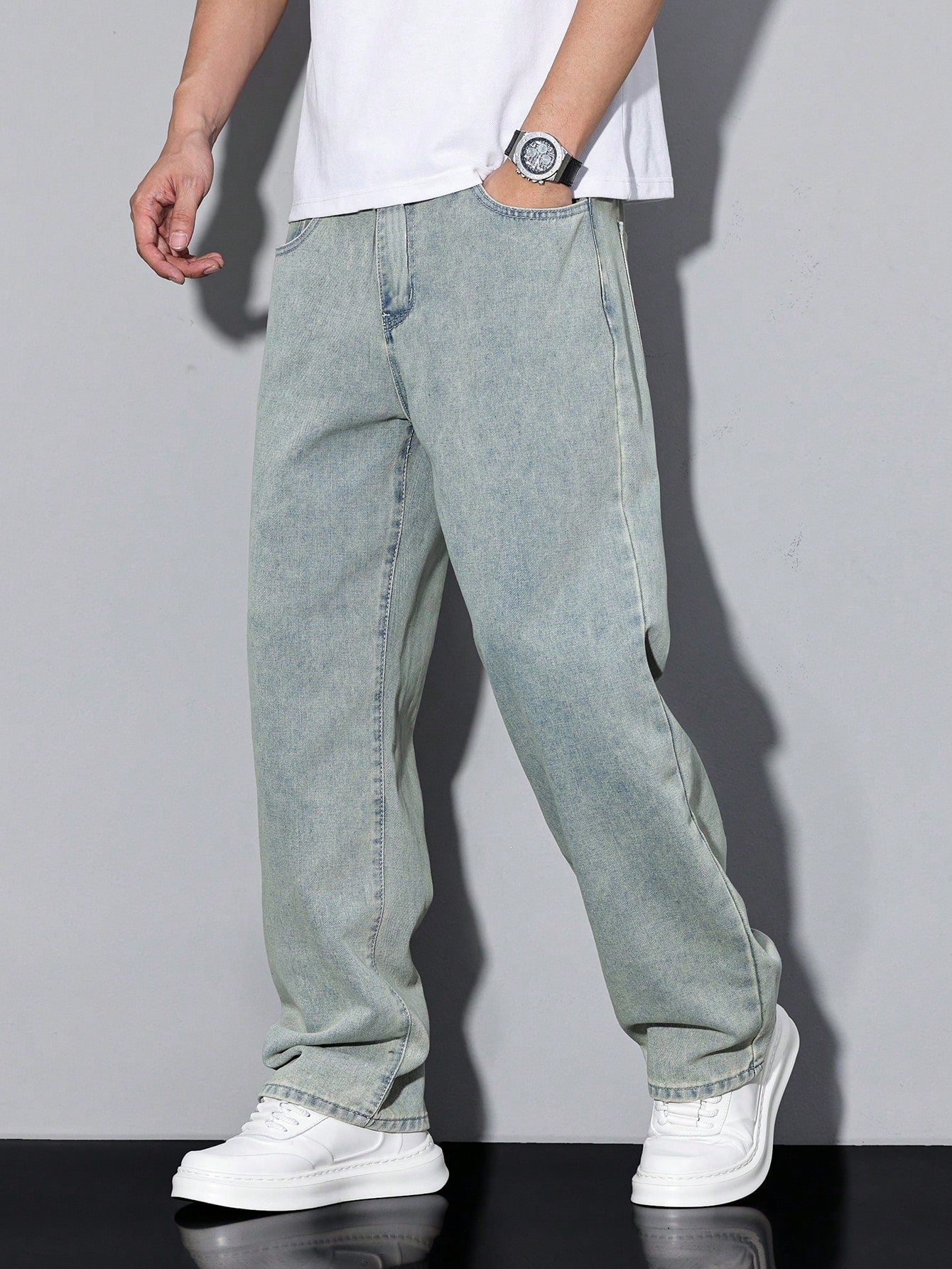Manfinity Hypemode Jeans droits à poches obliques lavés, coupe ample pour hommes