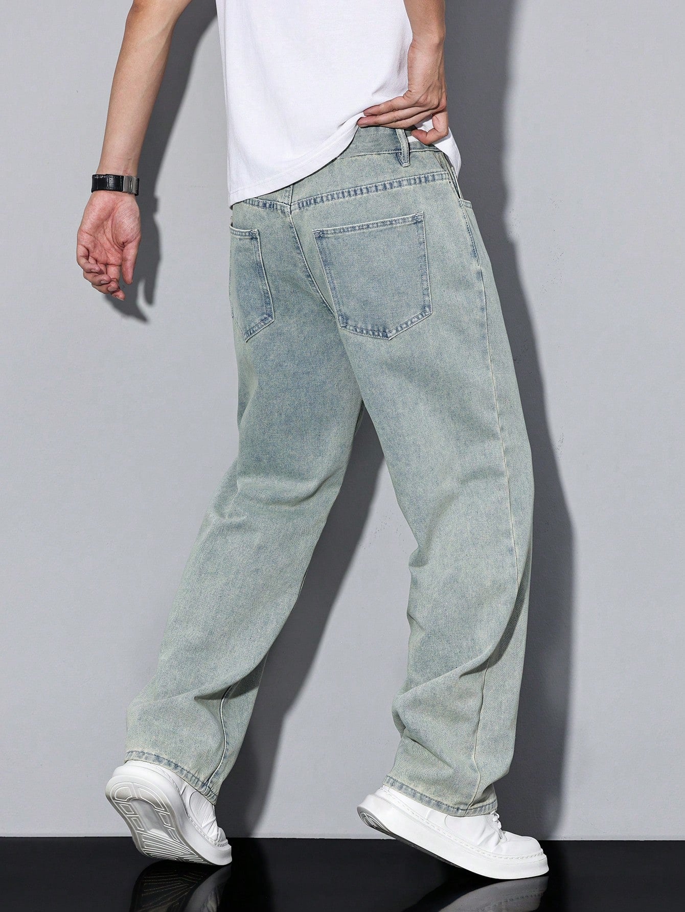 Manfinity Hypemode Jeans droits à poches obliques lavés, coupe ample pour hommes