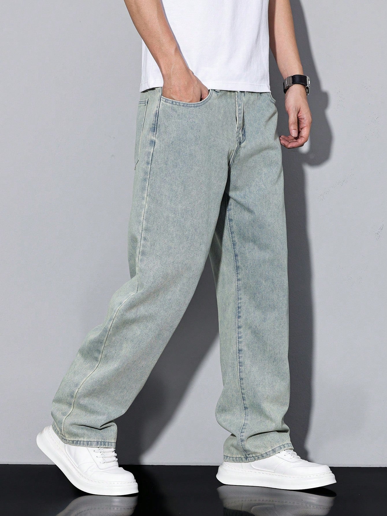 Manfinity Hypemode Jeans droits à poches obliques lavés, coupe ample pour hommes