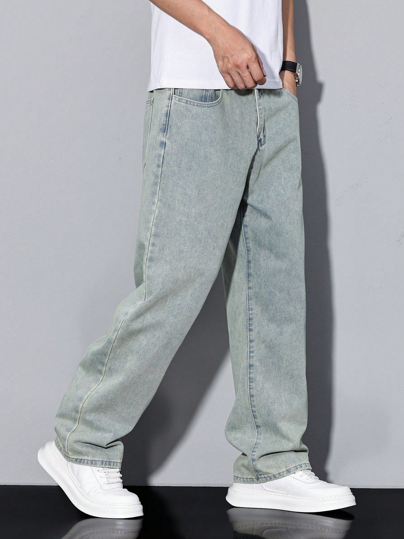 Manfinity Hypemode Jeans droits à poches obliques lavés, coupe ample pour hommes