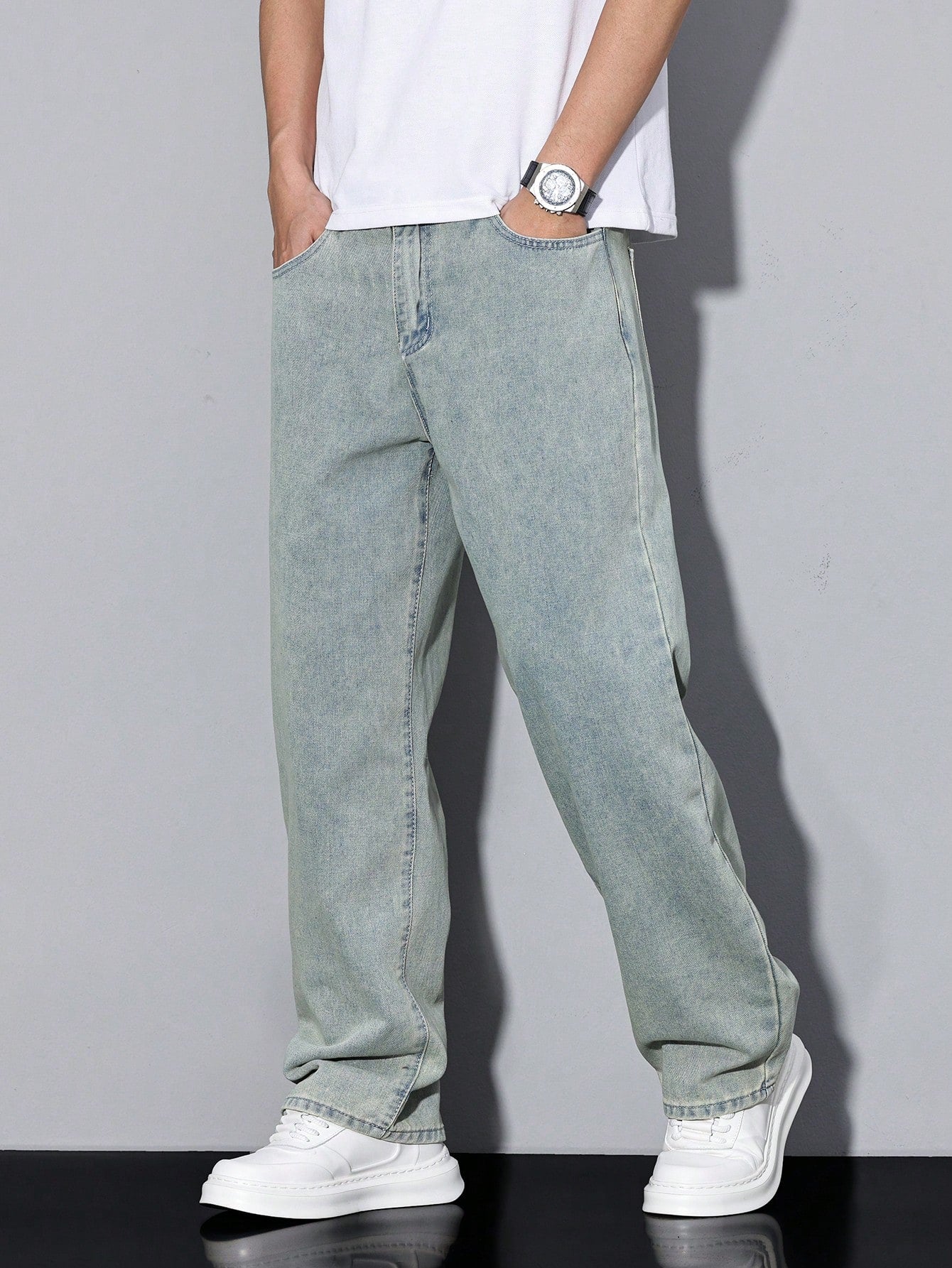 Manfinity Hypemode Jeans droits à poches obliques lavés, coupe ample pour hommes