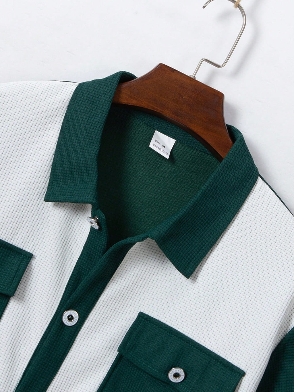 2 pièces Chemise décontractée mode homme avec boutons argentés contrastants, grandes poches et col châle + pantalon, tenue de printemps/été