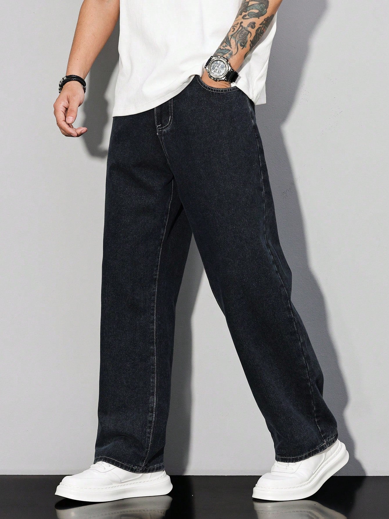 Manfinity Hypemode Jeans droits à poches obliques lavés, coupe ample pour hommes